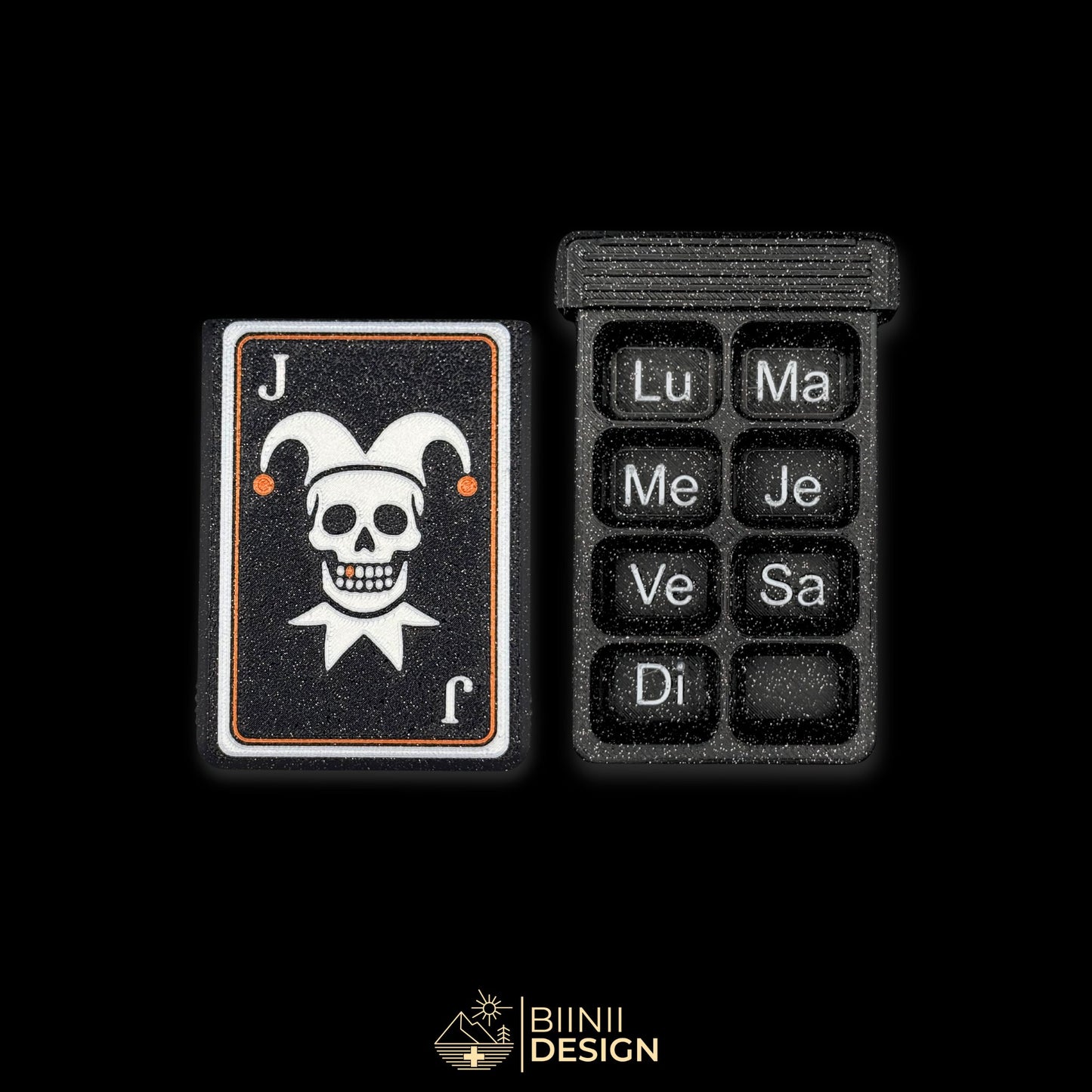 Weekly Joker Skull pill organizer with Sunday-start markers in French (Lu–Di), 8-compartment layout in galaxy black PLA, Swiss-made, featuring skull playing card design.
Keywords: French weekly pillbox, Sunday start pill case, gothic pill organizer
