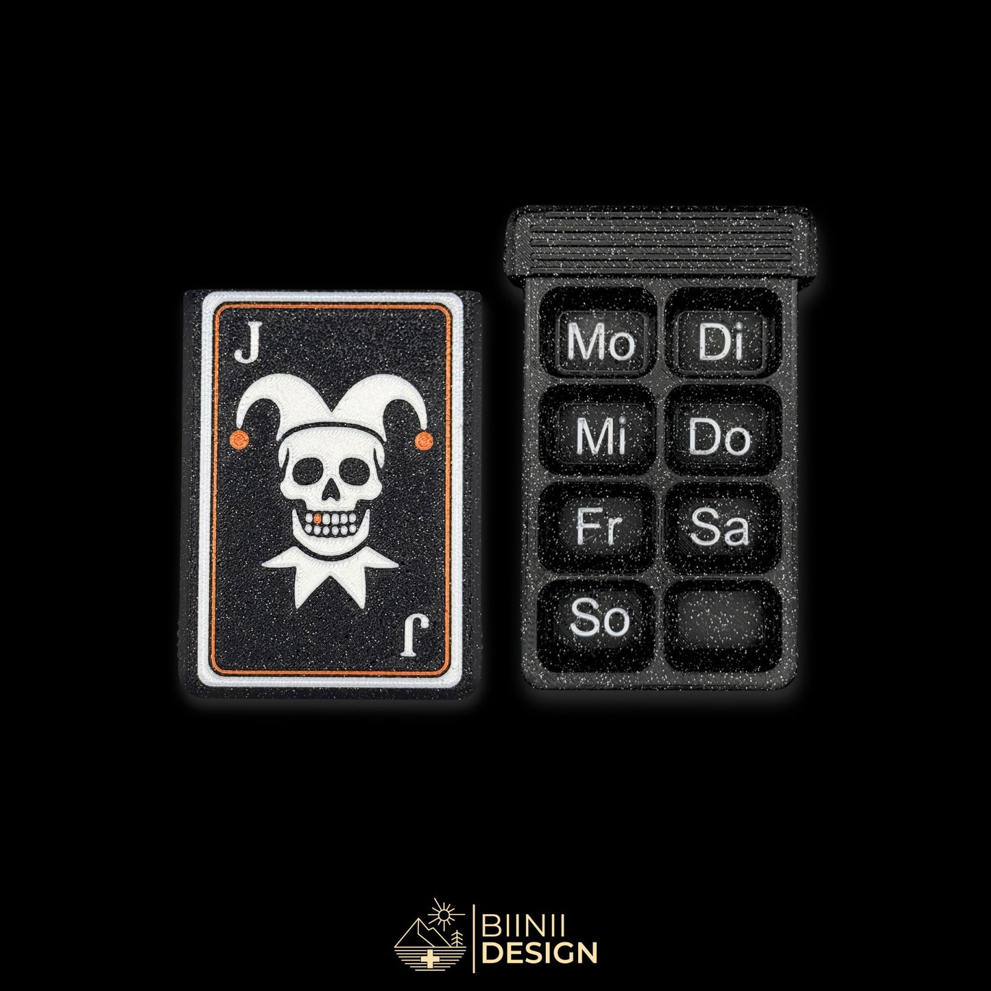 Weekly Joker Skull pill organizer with Sunday-start markers in German (Mo–So), 8-compartment layout in galaxy black PLA, Swiss-made, with skull playing card motif.
Keywords: German weekly pillbox, Sunday start pill case, gothic pill organizer
