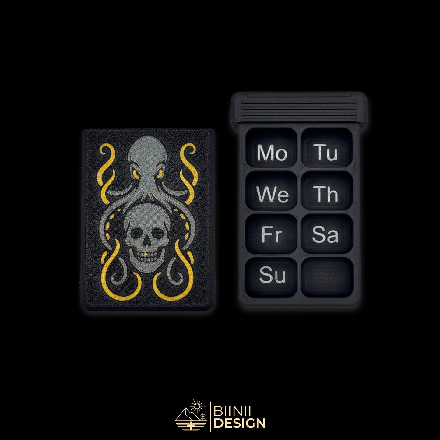 Weekly Kraken pill organizer, Monday start, with 8 labeled compartments. Swiss-made matte black PLA, skull and tentacles motif. Keywords: weekly pill organizer, Monday start pill case, kraken pill box, Swiss-made