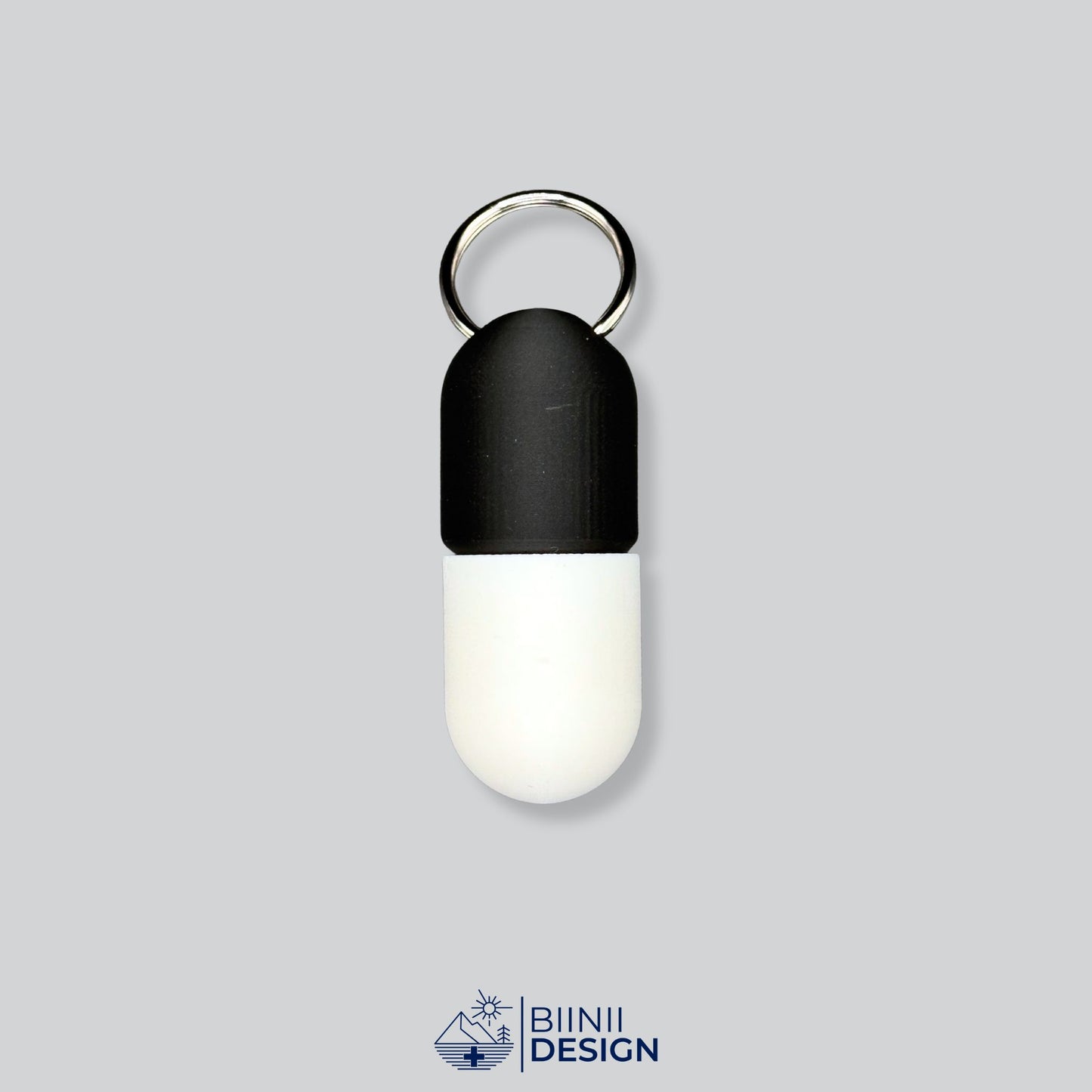 Black/White large keyring pill organizer in classic reversed duo-tone. Sleek, durable and ideal for daily use.
Keywords: keyring pillbox, pill container, travel-friendly pill case
