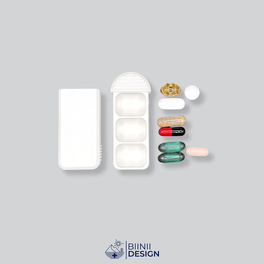 Compact 3-Compartment Pill Case (Monochrome White) shown open next to various medication and supplements (capsules, tablets, anti-allergics). Ideal for daily dose planning and sorting.