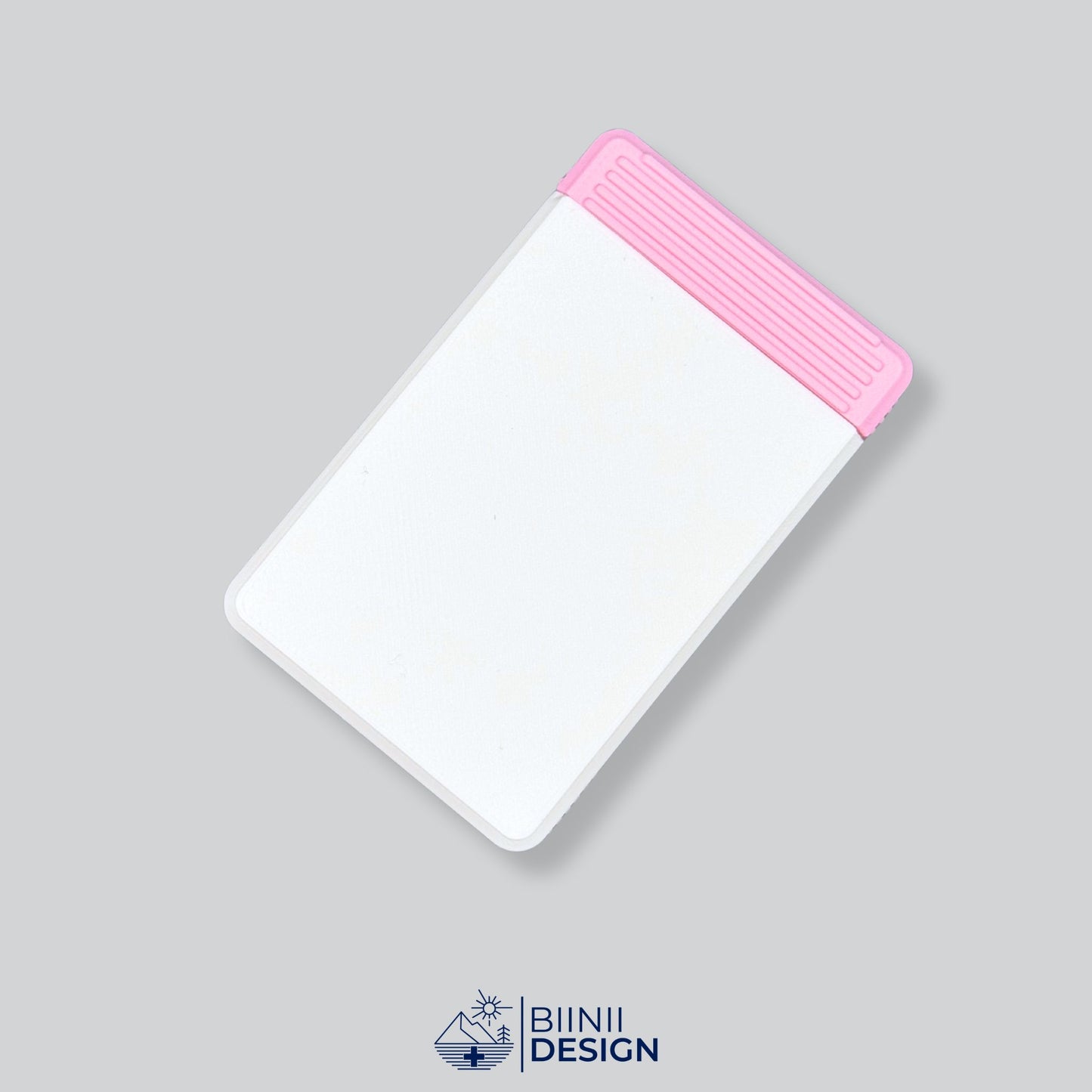 White and pink compact 7-day pill organizer finish. Minimalist Swiss-made design by Biinii Design.