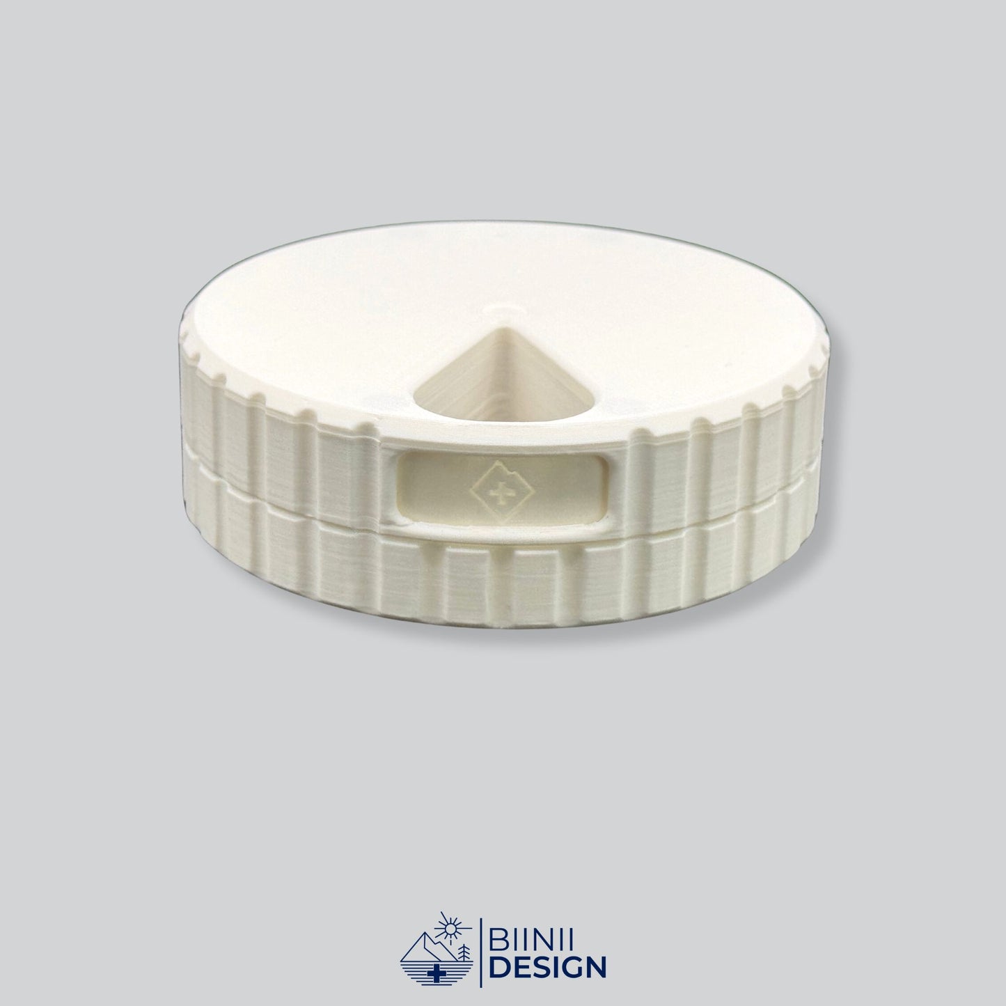 Monochrome white round magnetic 7-day pill organizer.