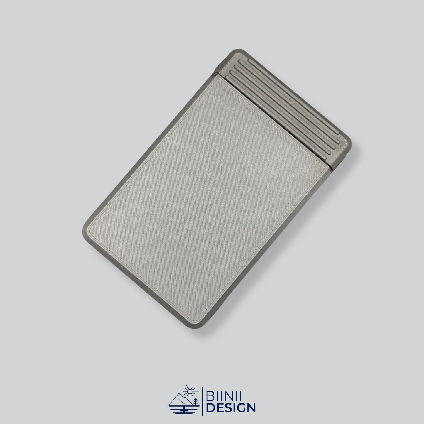 Black monochrome 8-compartment travel pillbox, a minimalist and discreet organizer for complex supplement routines. A Swiss-made Biinii Design piece.