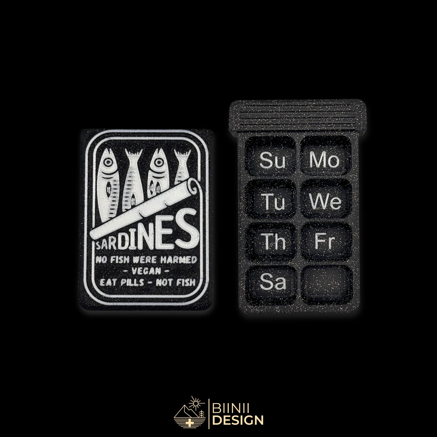 Sardines cover next to empty 8 cpt tray (EN Sunday start). Customizable pill case for 7-day routine.