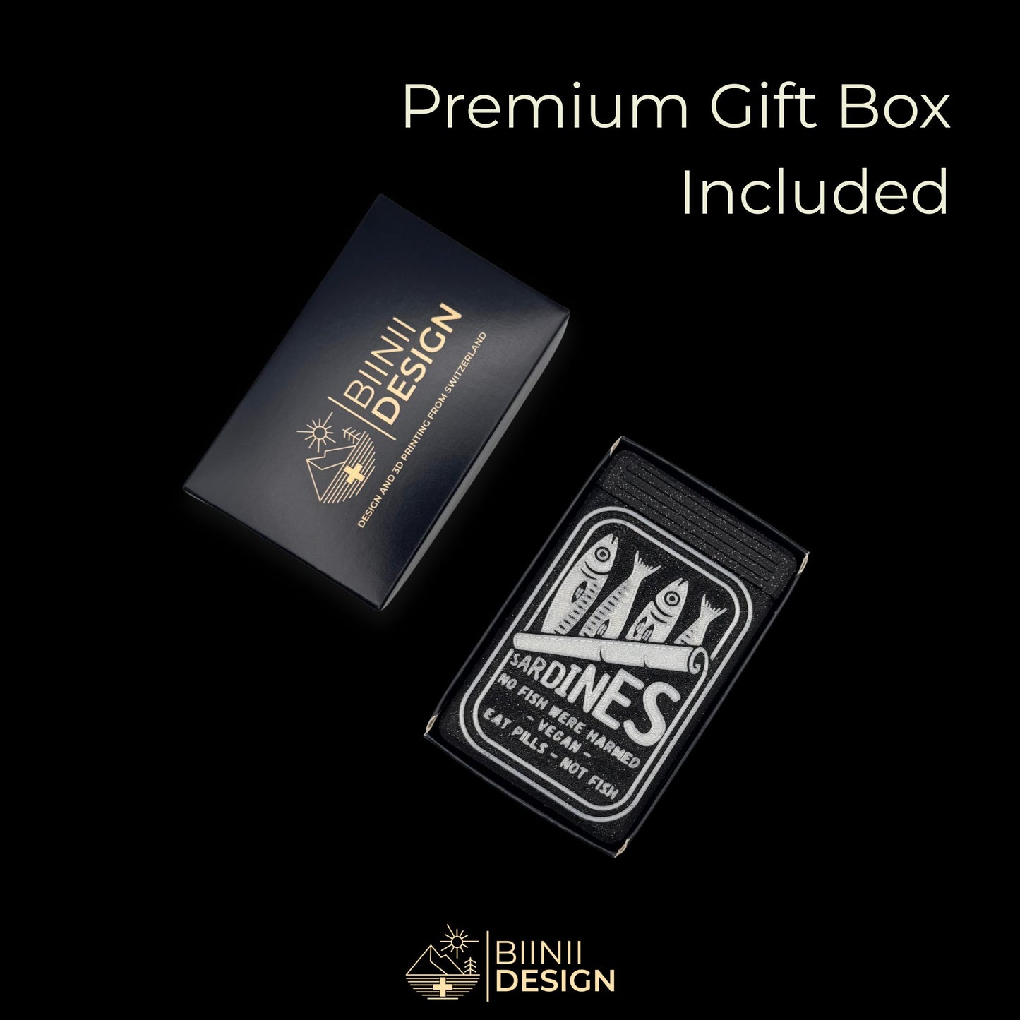 Sardines-style pillbox shown in its premium gift box. 3D printed in Switzerland with graphic black-and-white design.
Keywords: sardines pill box gift, pill organizer in gift box, graphic pill holder, Swiss made pillbox