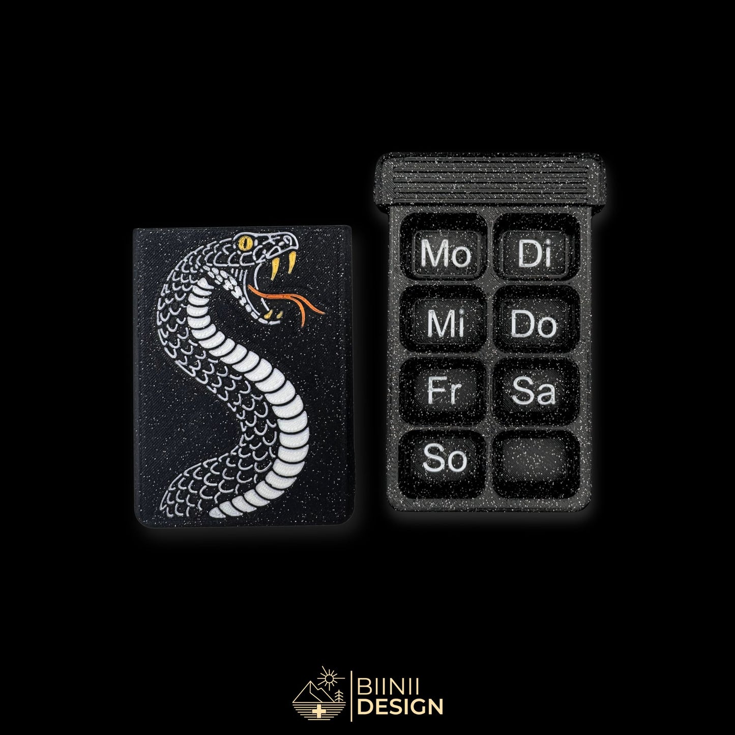 Weekly snake pillbox in galaxy black, German Monday-start layout, Swiss-made artistic organizer with serpent motif.
Keywords: pillbox, pill organizer, weekly pill organizer, gothic