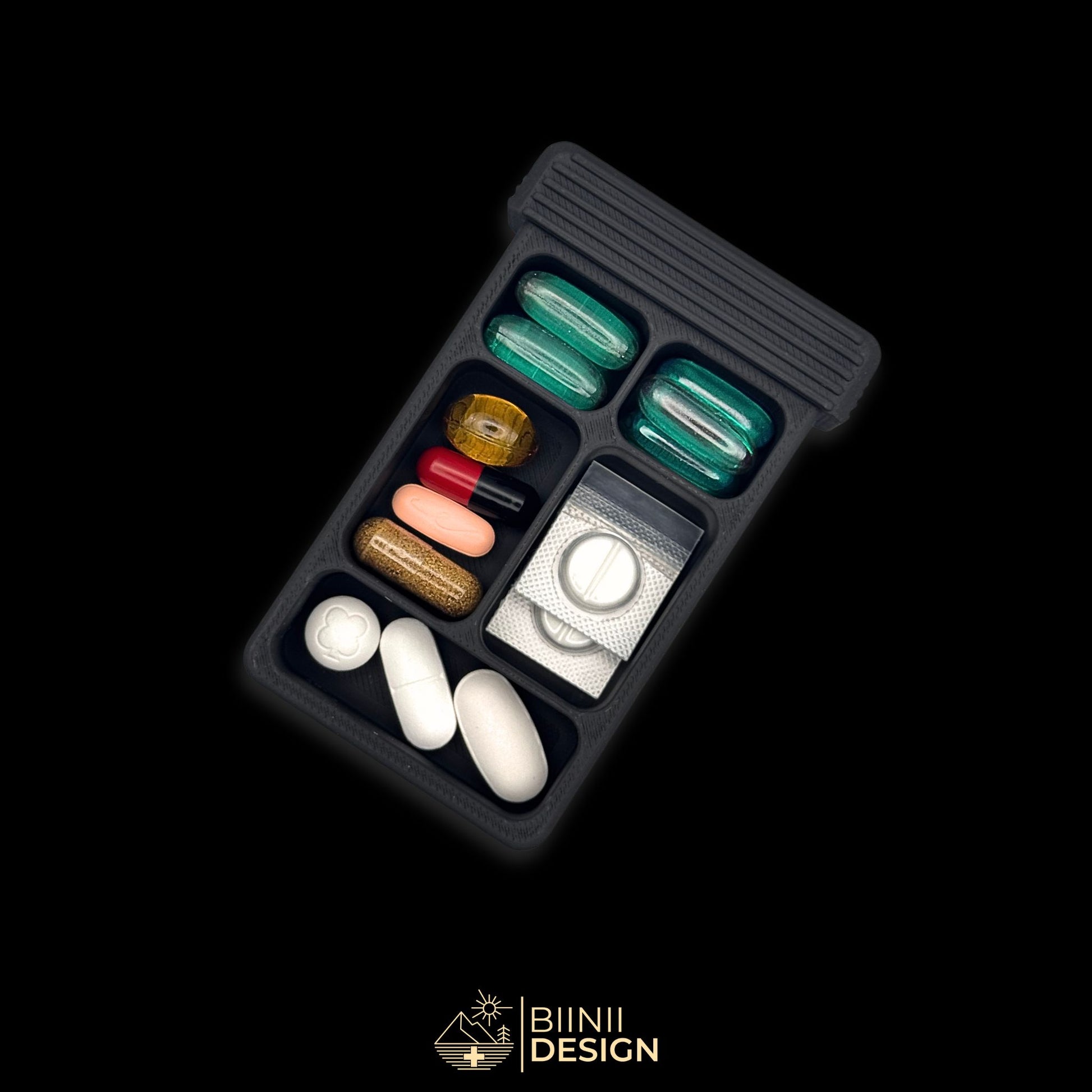 5-compartment artistic pillbox in matte black, with asymmetric layout for varied pills, supplements or capsules.
Keywords: 5-compartment pillbox, matte black pill case, asymmetric pill organizer, supplement storage box