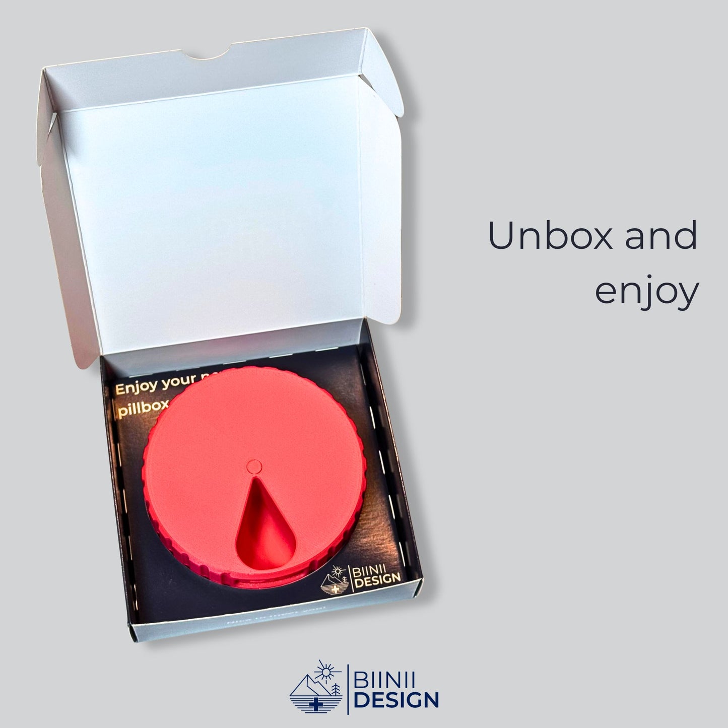 Red pill organizer inside its open packaging — minimalist unboxing experience with Biinii Design signature.
Keywords: unbox pill case, compact 7 day organizer, minimalist medication box, Swiss-made pillbox