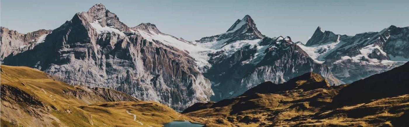 Panoramic view of the Eiger in the Swiss Alps with dramatic peaks, alpine lake and hiking trails in the Bernese Oberland, showcasing the natural landscape near Biinii Design’s Swiss roots.