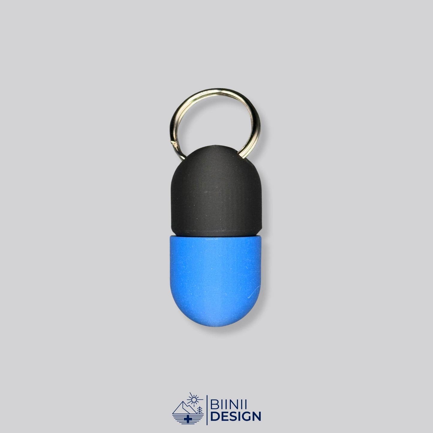 Black and blue capsule-shaped pillbox with screw-lock. Ideal for storing daily pills or supplements in a compact, travel-friendly format.
Keywords: compact pill container, blue pillbox keychain, med travel case