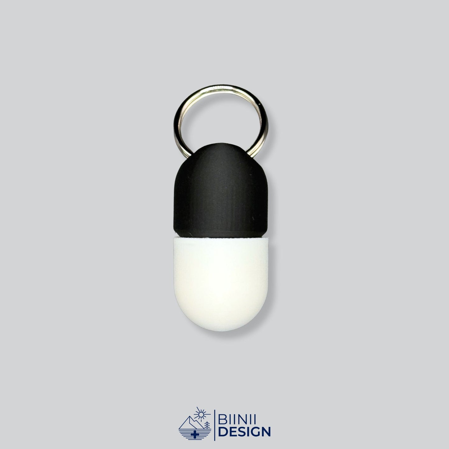 Black and white keyring pillbox with screw closure. Compact and discreet, ideal for carrying daily supplements or emergency medication.
Keywords: compact pillbox, keychain pill holder, travel supplement case