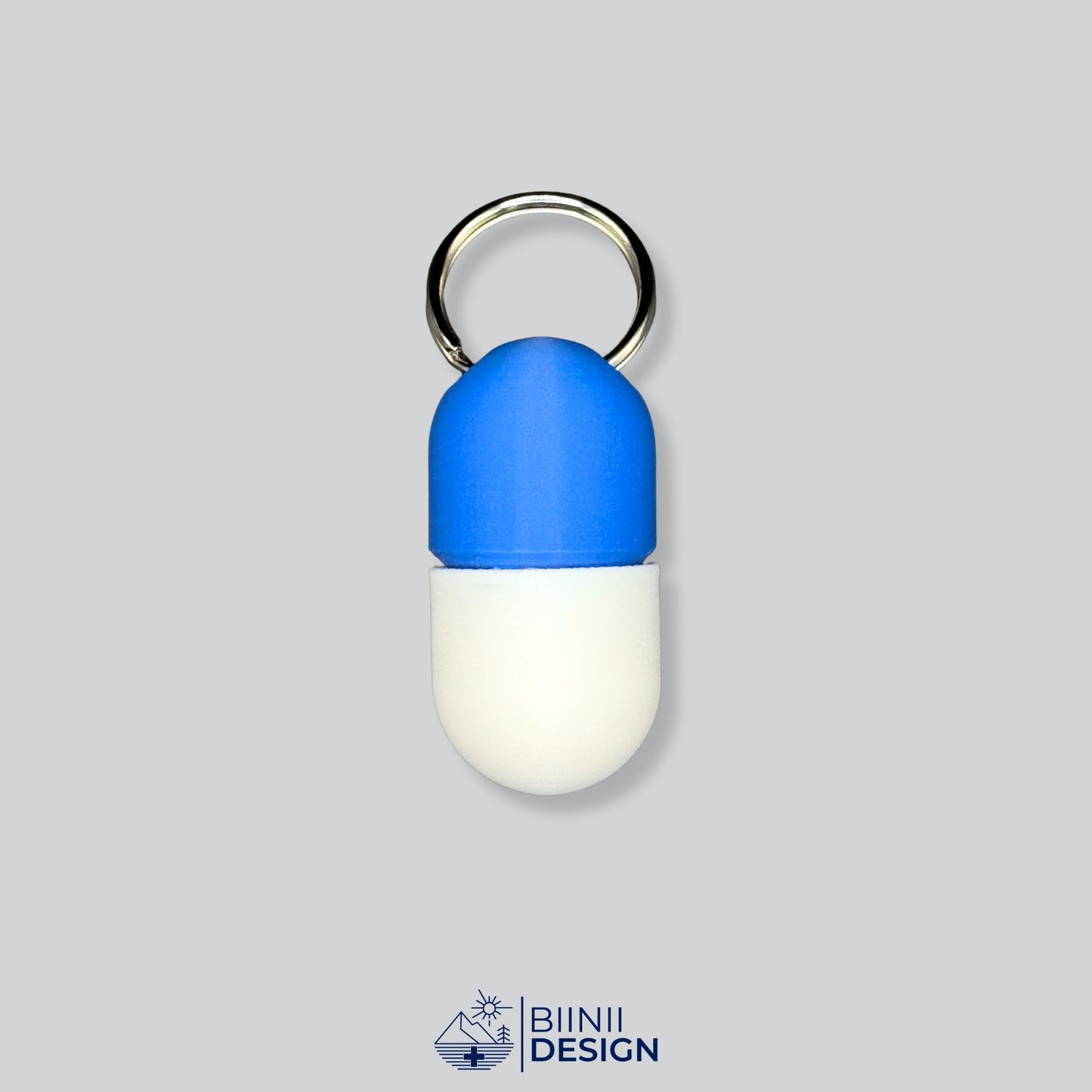 Blue and white capsule pillbox with screw closure and keyring. A clean, compact organizer for supplements, pills, or emergency meds.
Keywords: blue pillbox, daily med container, travel pill case