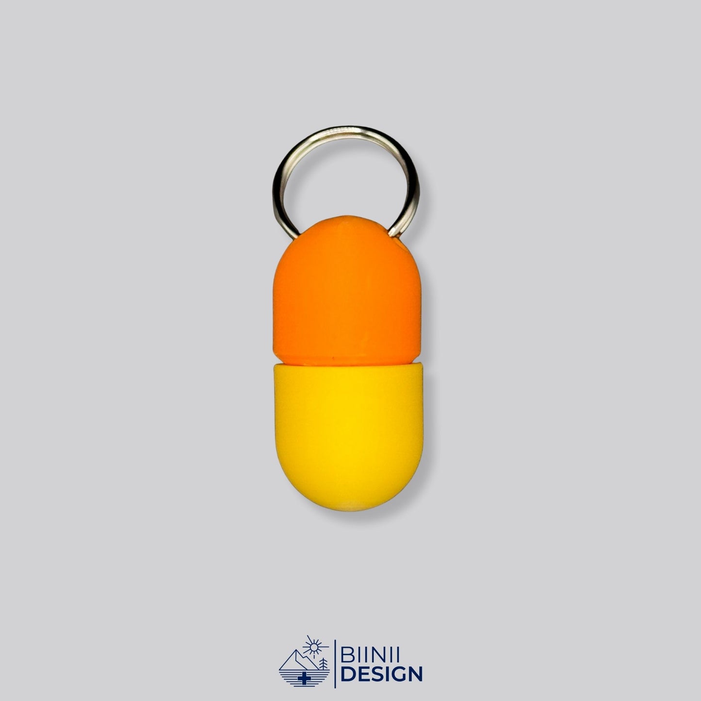 Orange and yellow capsule pillbox with screw closure. Designed for quick access to daily supplements or antihistamines on the go.
Keywords: yellow pill case, compact pill organizer, keyring med box