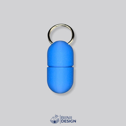 Ganz blaue Compact-Pillendose für den Schlüsselanhänger, eine von 49 ein- und zweifarbigen Kombinationen.
