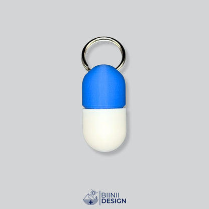 Zweifarbige Compact-Pillendose für den Schlüsselanhänger, Oberteil in Blau und Unterteil in Weiß.