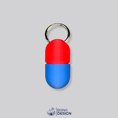 Zweifarbige Compact-Pillendose für den Schlüsselanhänger, Oberteil in Rot und Unterteil in Blau.
