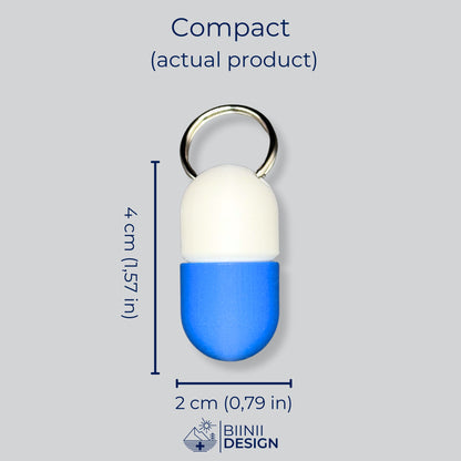 Compact-Pillendose für den Schlüsselanhänger mit Maßen in cm und Zoll; das Unterteil wird ins Oberteil geschraubt.
