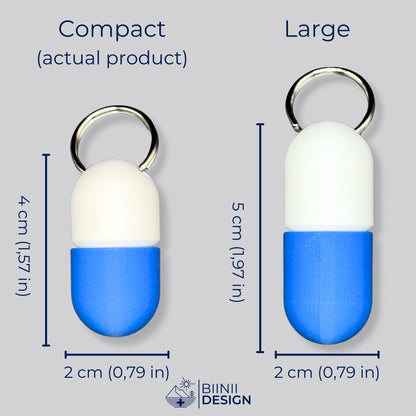 Compact- und Large-Pillendosen für den Schlüsselanhänger im Größenvergleich; das Large-Modell fasst 50 % mehr, Maße in cm und Zoll.