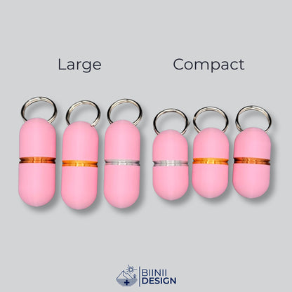 Alle sechs Deluxe-Pillendosen für den Schlüsselanhänger in zartem Rosa: Large und Compact mit aufgedruckten Akzenten in Kupfer, Gold und Silber.