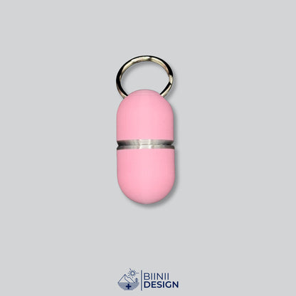 Compact-Deluxe-Pillendose für den Schlüsselanhänger in zartem Rosa mit Silber-Akzent am Übergang.