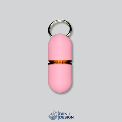 Large-Deluxe-Pillendose für den Schlüsselanhänger in zartem Rosa mit Kupfer-Akzent am Übergang.