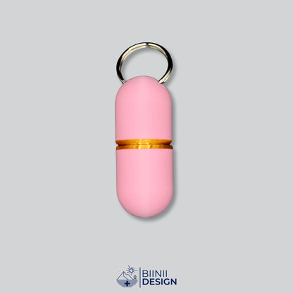Large-Deluxe-Pillendose für den Schlüsselanhänger in zartem Rosa mit Gold-Akzent am Übergang.