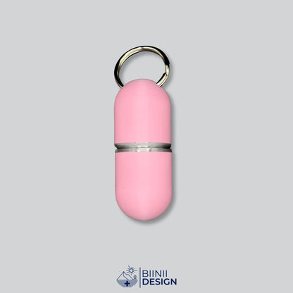 Large-Deluxe-Pillendose für den Schlüsselanhänger in zartem Rosa mit Silber-Akzent am Übergang.