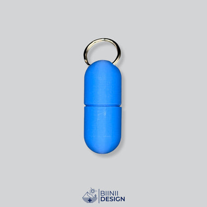 Ganz blaue Large-Pillendose für den Schlüsselanhänger, eine von 49 ein- und zweifarbigen Kombinationen.