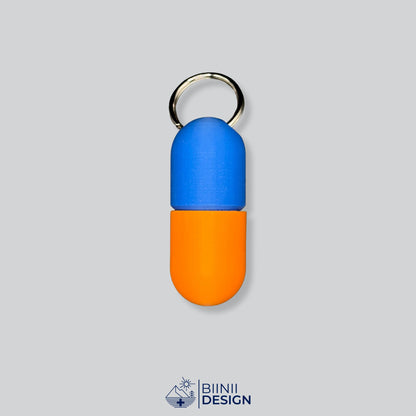 Zweifarbige Large-Pillendose für den Schlüsselanhänger, Oberteil in Blau und Unterteil in Orange.