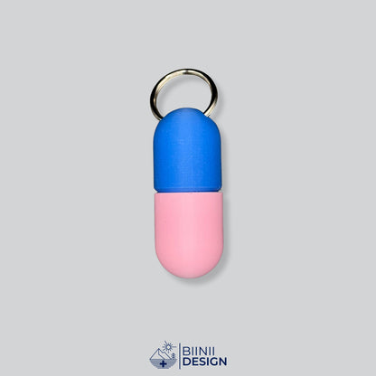 Zweifarbige Large-Pillendose für den Schlüsselanhänger, Oberteil in Blau und Unterteil in Rosa.