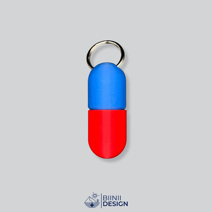 Zweifarbige Large-Pillendose für den Schlüsselanhänger, Oberteil in Blau und Unterteil in Rot.