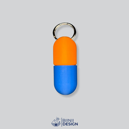 Zweifarbige Large-Pillendose für den Schlüsselanhänger, Oberteil in Orange und Unterteil in Blau.