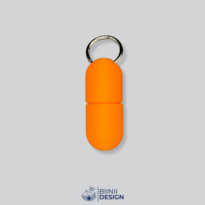 Ganz orangefarbene Large-Pillendose für den Schlüsselanhänger, eine von 49 ein- und zweifarbigen Kombinationen.