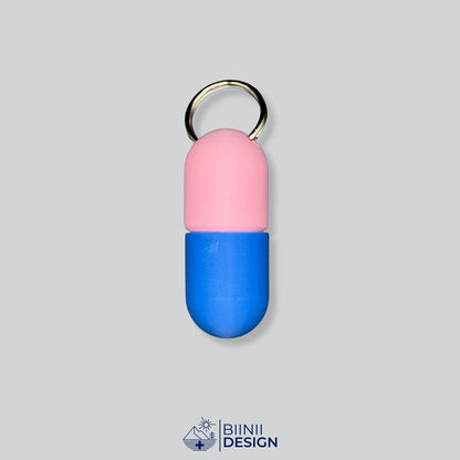 Zweifarbige Large-Pillendose für den Schlüsselanhänger, Oberteil in Rosa und Unterteil in Blau.