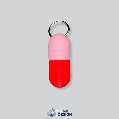 Zweifarbige Large-Pillendose für den Schlüsselanhänger, Oberteil in Rosa und Unterteil in Rot.