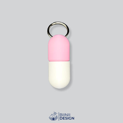 Zweifarbige Large-Pillendose für den Schlüsselanhänger, Oberteil in Rosa und Unterteil in Weiß.