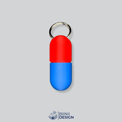 Zweifarbige Large-Pillendose für den Schlüsselanhänger, Oberteil in Rot und Unterteil in Blau.