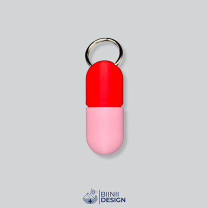 Zweifarbige Large-Pillendose für den Schlüsselanhänger, Oberteil in Rot und Unterteil in Rosa.