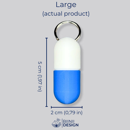 Large-Pillendose für den Schlüsselanhänger mit Maßen in cm und Zoll; das Unterteil wird ins Oberteil geschraubt.