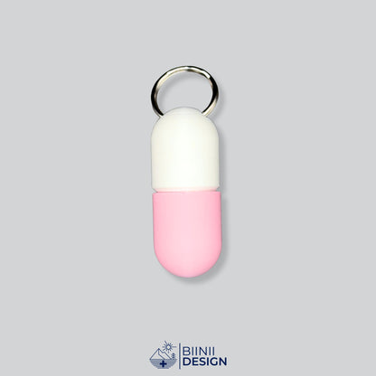 Zweifarbige Large-Pillendose für den Schlüsselanhänger, Oberteil in Weiß und Unterteil in Rosa.