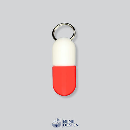 Zweifarbige Large-Pillendose für den Schlüsselanhänger, Oberteil in Weiß und Unterteil in Rot.