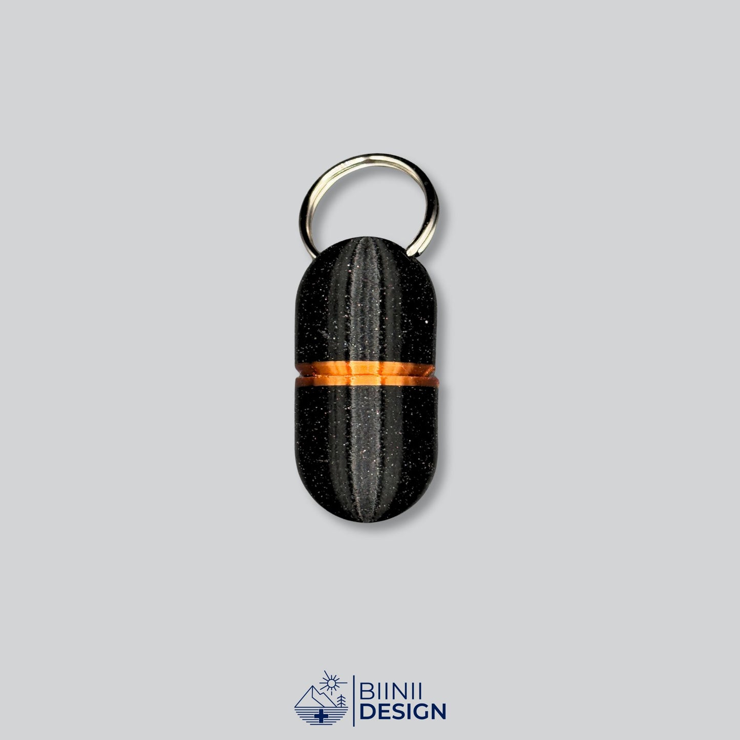 Compact deluxe pillbox in black with copper ring, perfect for one-day doses or emergency meds, small and minimalist.
Keywords: compact pill case, copper pill holder, minimalist pill organizer, Biinii Design
