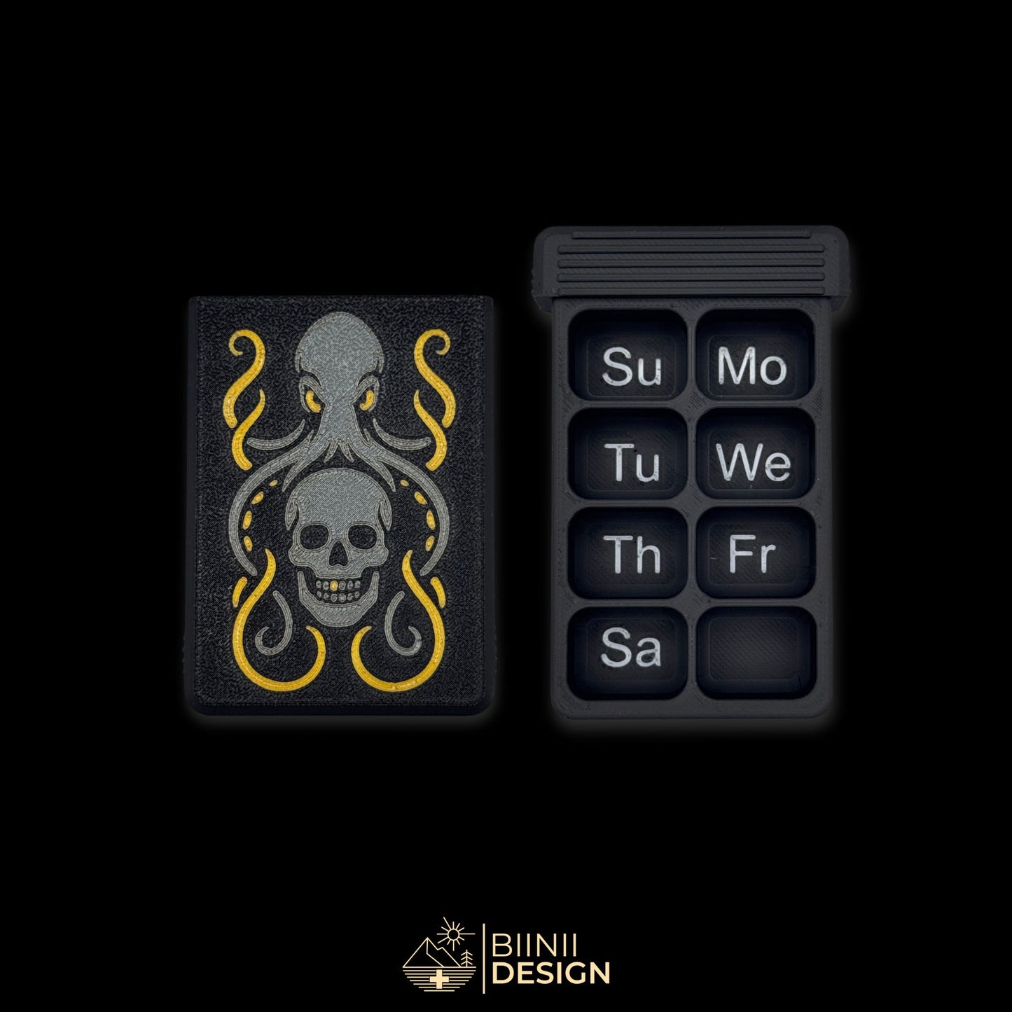 Weekly Kraken pill case, Sunday start, with 8 silver-labeled compartments. Matte black PLA, Swiss-made with detailed skull and tentacle art. Keywords: weekly pill organizer, Sunday start pill box, kraken pill organizer, Swiss-made