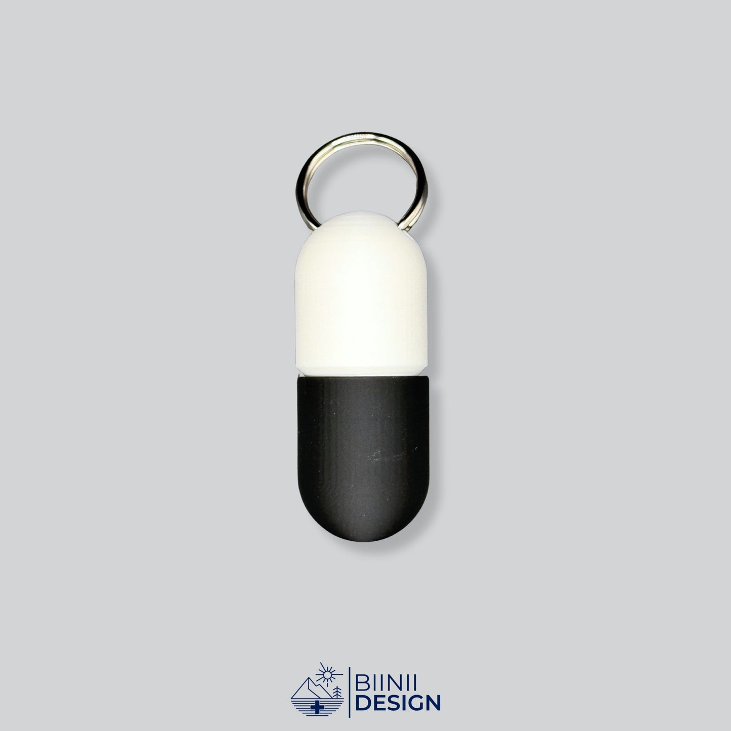 White/Black pill organizer with bold contrast. Great for vitamins or aspirin in your bag, purse or pocket. Swiss-made and secure.
Keywords: pill organizer, keyring pillbox, travel pill container