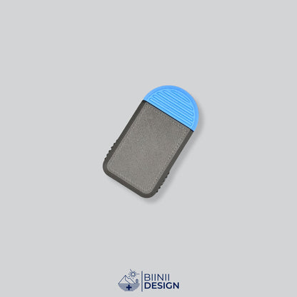 Pilulier compact 2 compartiments avec couvercle noir et base bleue, pour 2 prises par jour.