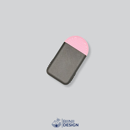 Pilulier compact 2 compartiments avec couvercle noir et base rose, pour 2 prises par jour.