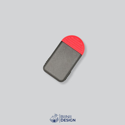 Pilulier compact 2 compartiments avec couvercle noir et base rouge, pour 2 prises par jour.