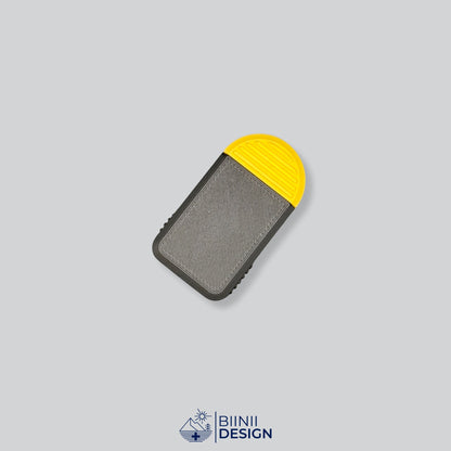 Pilulier compact 2 compartiments avec couvercle noir et base jaune, pour 2 prises par jour.