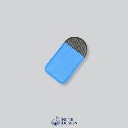 Pilulier compact 2 compartiments avec couvercle bleu et base noire, pour 2 prises par jour.
